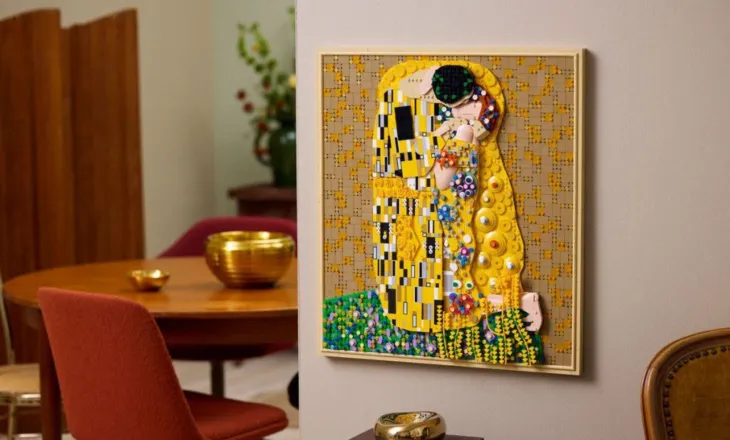LEGO sjell në jetë kryeveprën “The Kiss” të Gustav Klimt me një set prej 4 mijë pjesësh