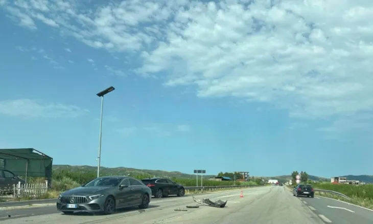 Lëndohen dy persona nga përplasja e tri makinave në rrugën Peqin-Elbasan
