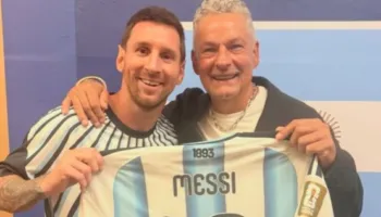 Leo Messi i dhuron fanelën Roberto Baggios, pas fitores së Argjentinës ndaj Zvicrës
