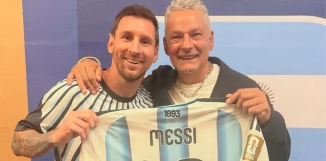 Leo Messi i dhuron fanelën Roberto Baggios, pas fitores së Argjentinës ndaj Zvicrës