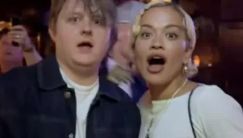 Lewis Capaldi paguan pije për të gjithë lokalin pas fitores së Anglisë ndaj Meksikës
