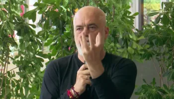Ligjvënësit u goditën me vezë para Kuvendit, Rama: Korbat dhe sorrat, presion fizik ndaj deputetëve. Flamingot janë paqësorë