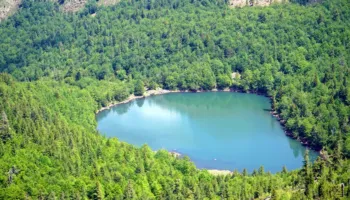 Liqenet akullnajore të Dhoksit në Bulqizë, një vend që ia vlen ta vizitoni këtë verë