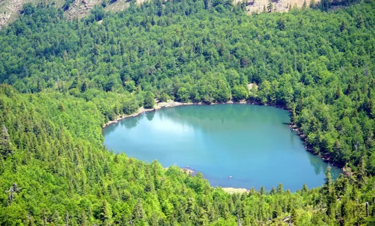 Liqenet akullnajore të Dhoksit në Bulqizë, një vend që ia vlen ta vizitoni këtë verë
