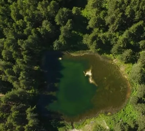 Liqeni i Zi i Radomirës, destinacion për turistët e aventurës