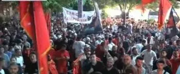 “Lironi çunat, arrestoni Ramën”/ Pjesëmarrje e jashtëzakonshme e diasporës, protestuesit mbërrijnë te komisariati 3