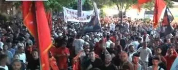 “Lironi çunat, arrestoni Ramën”/ Pjesëmarrje e jashtëzakonshme e diasporës, protestuesit mbërrijnë te komisariati 3