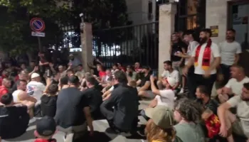 ‘Lironi Çunat!’ Protestuesit ulen këmbëkryq para Prokurorisë së Tiranës