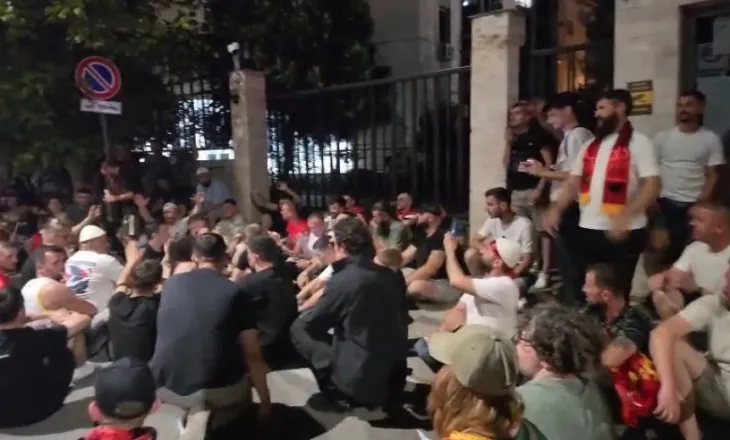 ‘Lironi Çunat!’ Protestuesit ulen këmbëkryq para Prokurorisë së Tiranës
