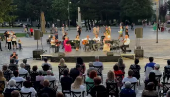 Magjia e serenatave në parkun “Rinia”, këngëtarët e vjetër ngjiten në skenë për të performuar