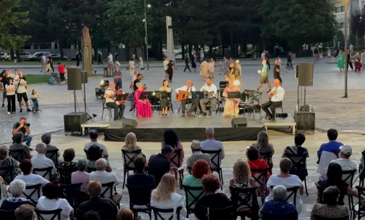 Magjia e serenatave në parkun “Rinia”, këngëtarët e vjetër ngjiten në skenë për të performuar