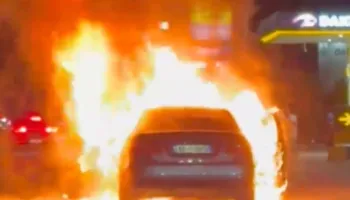 Makina merr flakë në rrugën Tiranë – Durrës, shpëtojnë pasagjerët