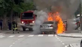 Makina shkrumbohet nga flakët në Korçë