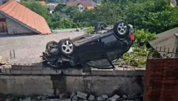 Makina tip Volkswagen “fluturon” mbi një shtëpi në Bicaj të Kukësit, tre të lënduar