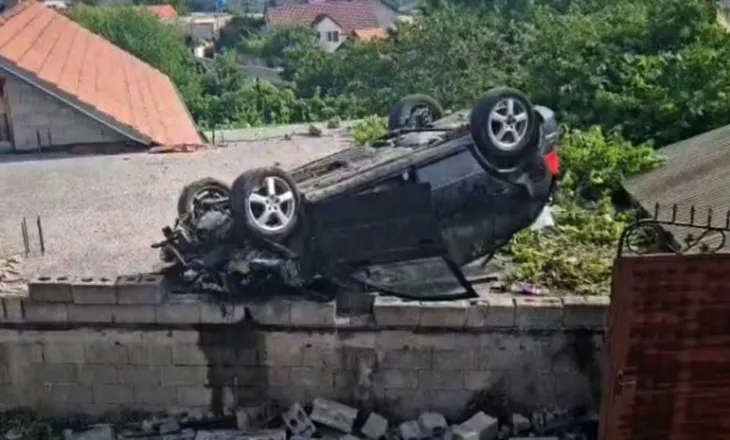 Makina tip Volkswagen “fluturon” mbi një shtëpi në Bicaj të Kukësit, tre të lënduar