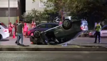 Makinat përmbysen në mes të rrugës, dy persona në spital