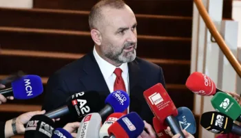 Manja i kthehet ashpër Ivi Kasos: Mbylle gojën o legen, të kam dëgjuar fort