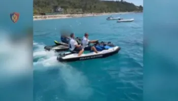 Manovra të rrezikshme me Jet Ski në Livadh, policia bllokon mjetin dhe gjobit drejtuesin