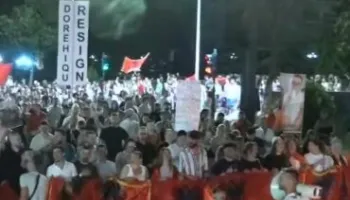 Marshimi i furishëm zhvendoset te Ministria e Jashtme/ Qytetarët thirrje të prera: Rama në burg, Berisha në burg