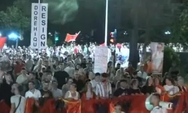 Marshimi i furishëm zhvendoset te Ministria e Jashtme/ Qytetarët thirrje të prera: Rama në burg, Berisha në burg