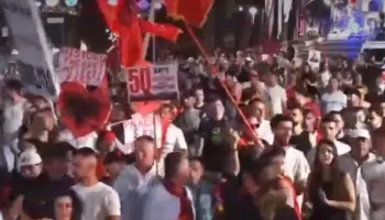 Marshimi kilometrik në Tiranë, protestuesit thirrje qytetarëve nëpër kafene dhe rrugë: Bashkohuni me ne!