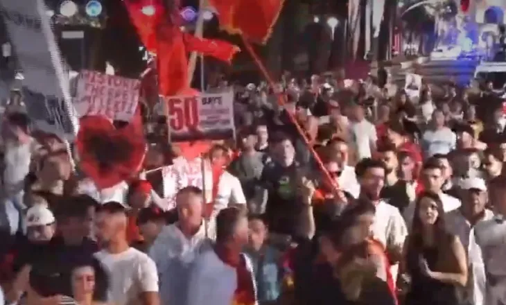 Marshimi kilometrik në Tiranë, protestuesit thirrje qytetarëve nëpër kafene dhe rrugë: Bashkohuni me ne!