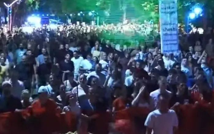 Marshimi në Tiranë, protestuesit kërkojnë dorëheqjen e panegociueshme të Ramës: Poshtë patronazhistët!
