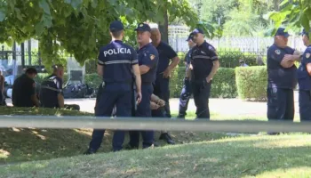 Masa të forta sigurie jashtë Kuvendit, policia rrethon godinën
