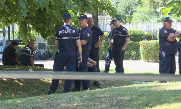 Masa të forta sigurie jashtë Kuvendit, policia rrethon godinën