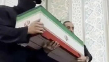 Maska e zezë që trazoi Iranin, ja kush ishte personi që u shfaq në funeralin e Ali Khameneit