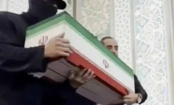 Maska e zezë që trazoi Iranin, ja kush ishte personi që u shfaq në funeralin e Ali Khameneit