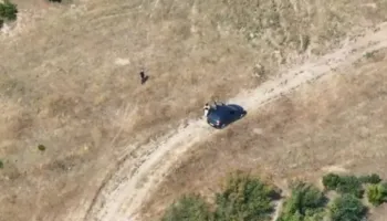Mbahej peng në makinë nga ish i fejuari, ja momenti kur shpëtohet Rozalinda Plaka! Shikoni pamjet