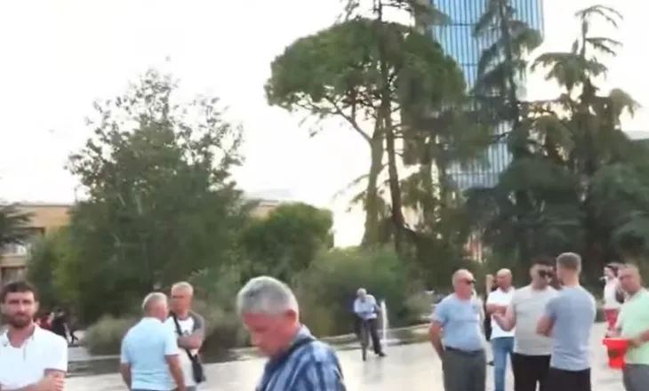 Mbahet sot protesta e 60-të kundër Ramës, nis grumbullimi i qytetarëve në sheshin ‘Skënderbej’