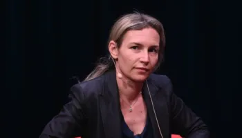 “Mbështetje për protestat”/ Lea Ypi shpërndan letrën e hapur të diasporës shqiptare: Kërkojnë transparencë dhe…