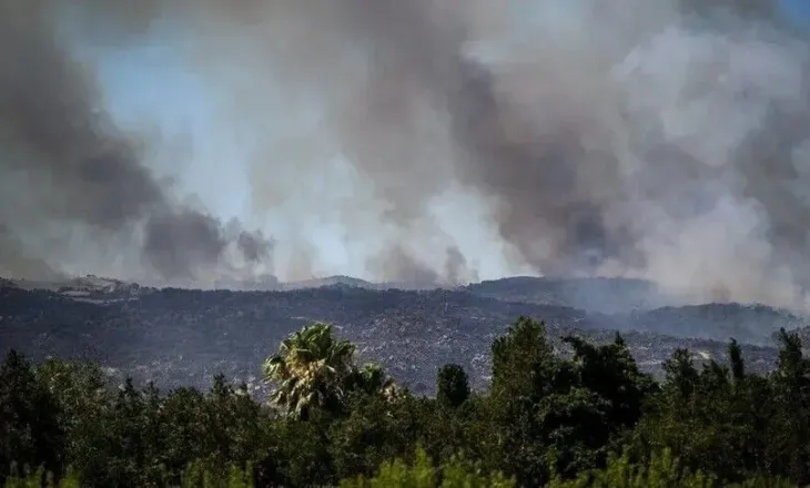 Mbi 12 mijë persona evakuohen pasi zjarri godet një nga destinacionet turistike më të njohura të Francës