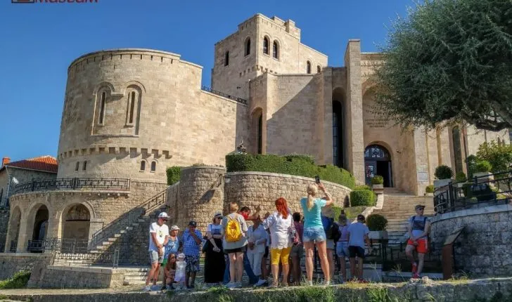 Mbi 2 milionë shtetas hynë në Shqipëri gjatë qershorit, 1.3 milionë prej tyre ishin vizitorë të huaj