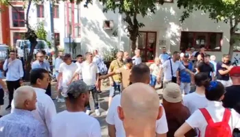 Mbi 20 të shoqëruar/ Qytetarët para Komisariatit nr.3, bllokohet qarkullimi në rrugën Mine Peza