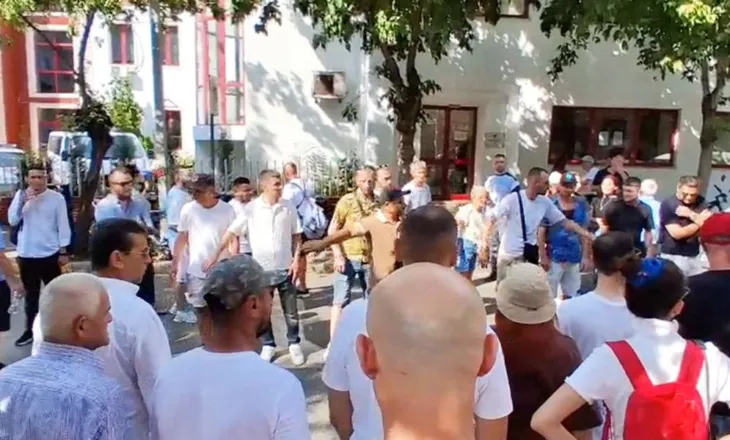 Mbi 20 të shoqëruar/ Qytetarët para Komisariatit nr.3, bllokohet qarkullimi në rrugën Mine Peza