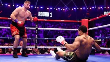 Mbrëmje dramatike boksi, Kristian Prenga lëshon knockdown dy herë Xhoshuan, por humb me nokaut në raundin dytë