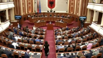 “Mbroni Belindën, arrestoni Arben Kolën”/ Shehaj “shpërthen” në Kuvend: 10 policë e morën zvarrë për…