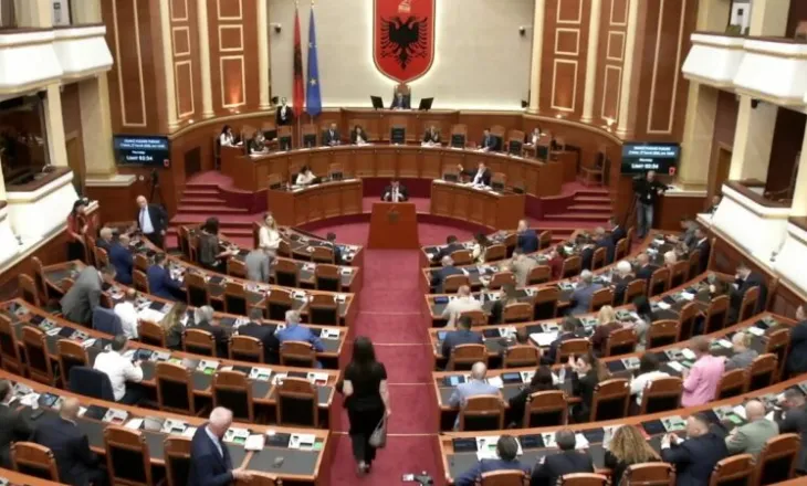 “Mbroni Belindën, arrestoni Arben Kolën”/ Shehaj “shpërthen” në Kuvend: 10 policë e morën zvarrë për…