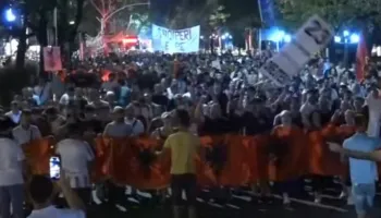 Mbyllen fjalimet para Kryeministrisë, qytetarët nisin marshimin në Bulevard: Rama të japë dorëheqjen!