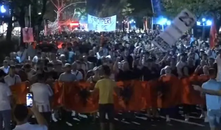 Mbyllen fjalimet para Kryeministrisë, qytetarët nisin marshimin në Bulevard: Rama të japë dorëheqjen!