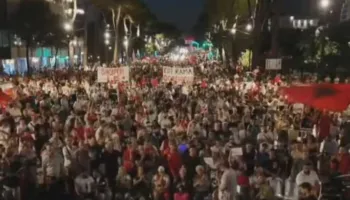 Mbyllen fjalimet te Kryeministria/ ‘Pushtohen’ rrugët e Tiranës nga marshimi kilometrik i qytetarëve