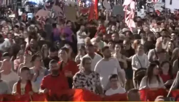 Mbyllet dita e 32-të e protestës, nis marshimi në rrugët e Tiranës! Qytetarët paralajmërojnë nesër një tjetër protestë para Kuvendit