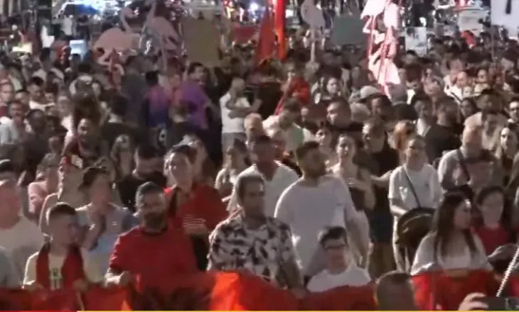 Mbyllet dita e 32-të e protestës, nis marshimi në rrugët e Tiranës! Qytetarët paralajmërojnë nesër një tjetër protestë para Kuvendit