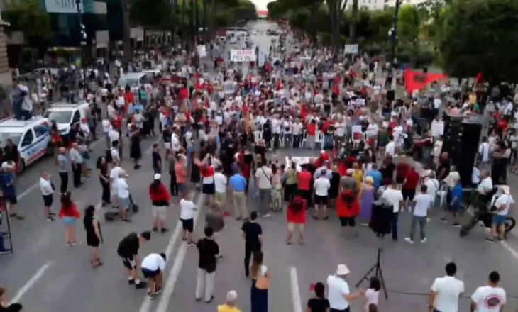 Mbyllet dita e 43-të e protestës, nis marshimi në rrugët e Tiranës