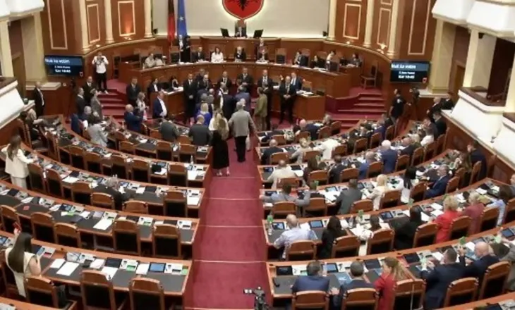 Mbyllet me tensione dhe bojkot seanca plenare në Kuvend