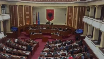 Mbyllet me tensione dhe bojkot seanca plenare/ Opozita la sallën pasi rendi i ditës u miratua pa debat