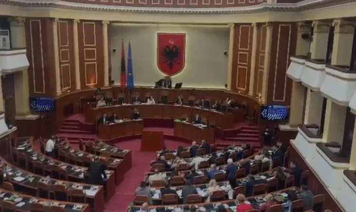 Mbyllet me tensione dhe bojkot seanca plenare/ Opozita la sallën pasi rendi i ditës u miratua pa debat